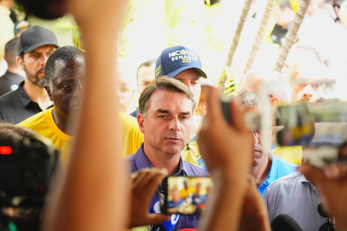 Flávio Bolsonaro intensifica agenda no Sudeste na reta final do primeiro turno